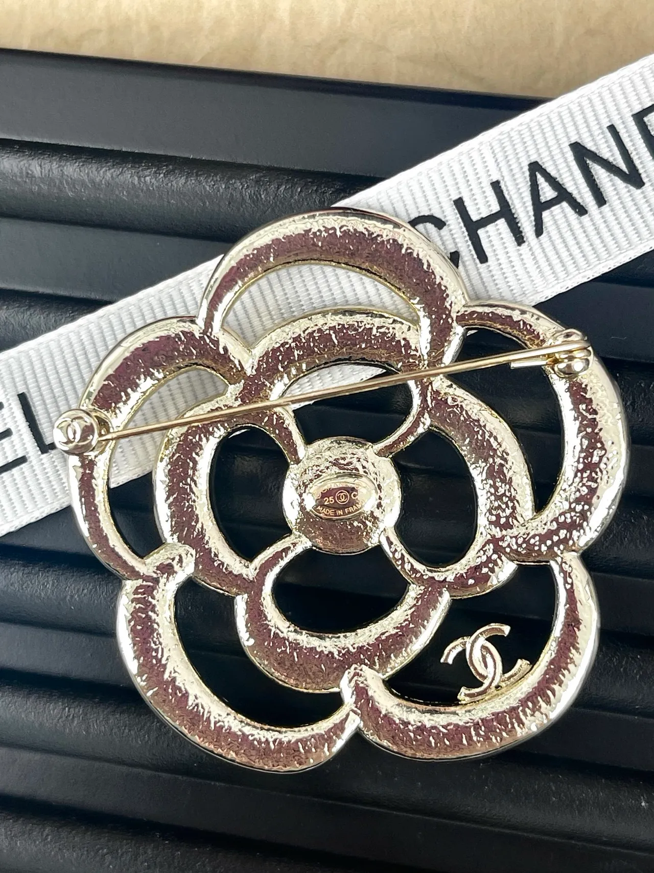 Chanel Camellia ব্রোচ রূপালি সাদা মাল্টি-রিং লেয়ারড ব্রোচ 6