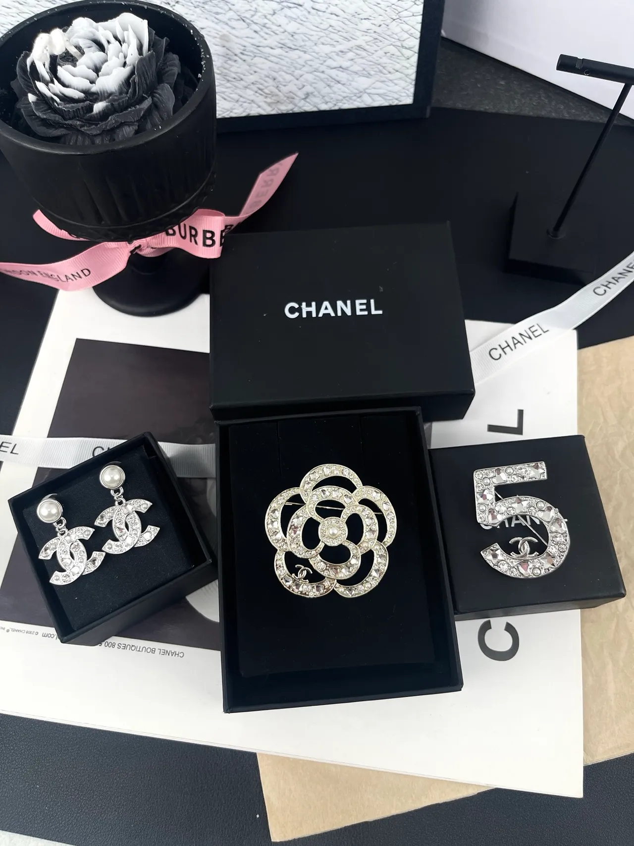 Chanel Camellia ব্রোচ রূপালি সাদা মাল্টি-রিং লেয়ারড ব্রোচ 10