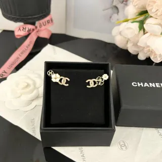 Chanel कैमेलिया CC सोने जैसी टोन एमेल स्टड कर्णफूल
