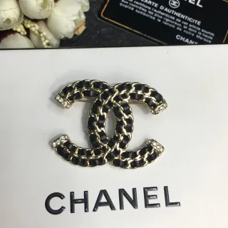 Chanel CC চেইন কালো সোনা ইন্টারলকিং লোগো কনস্ট্রাকশন ব্রোচ