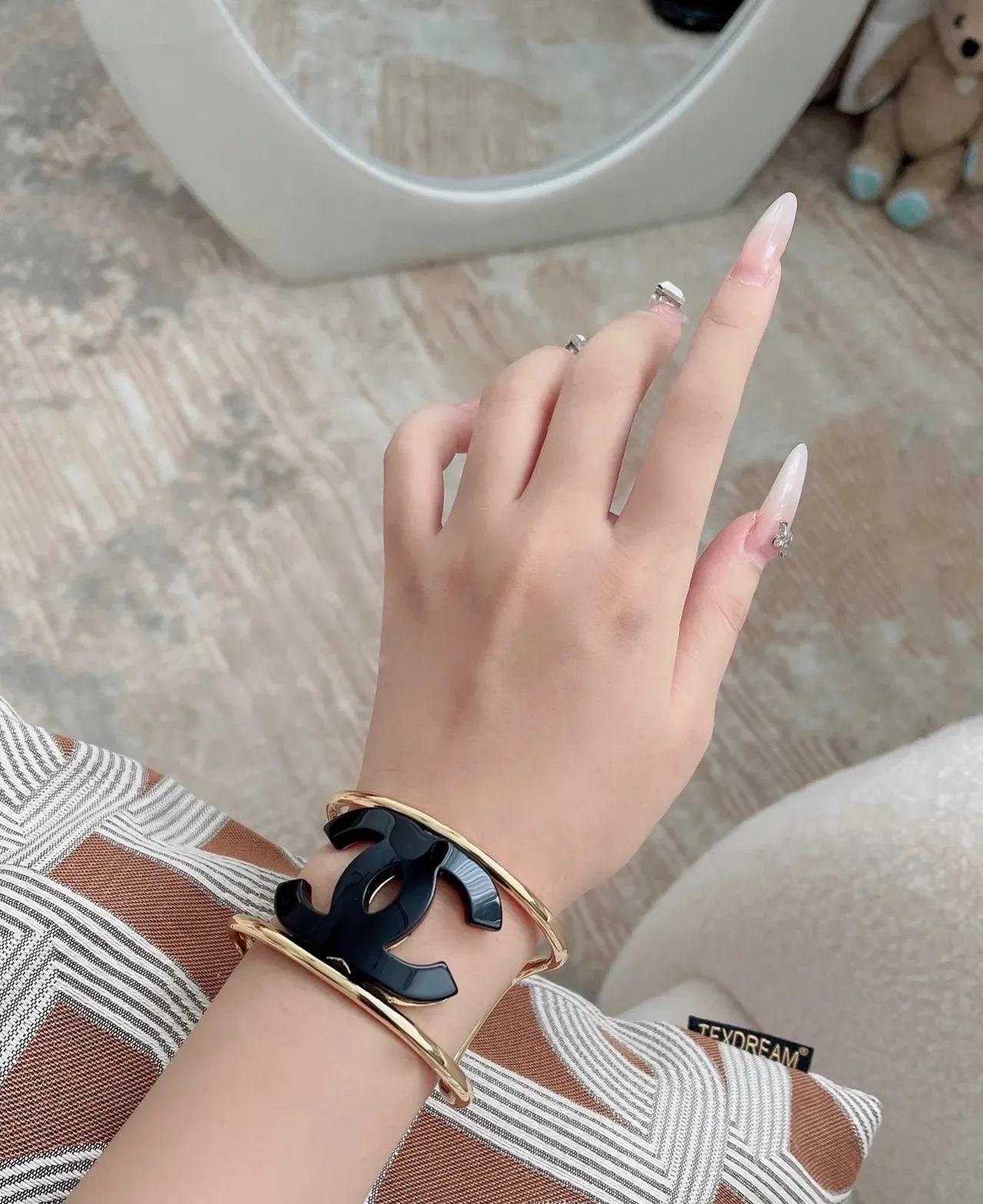 Bracelet Chanel CC Cuff émail noir ton or 3