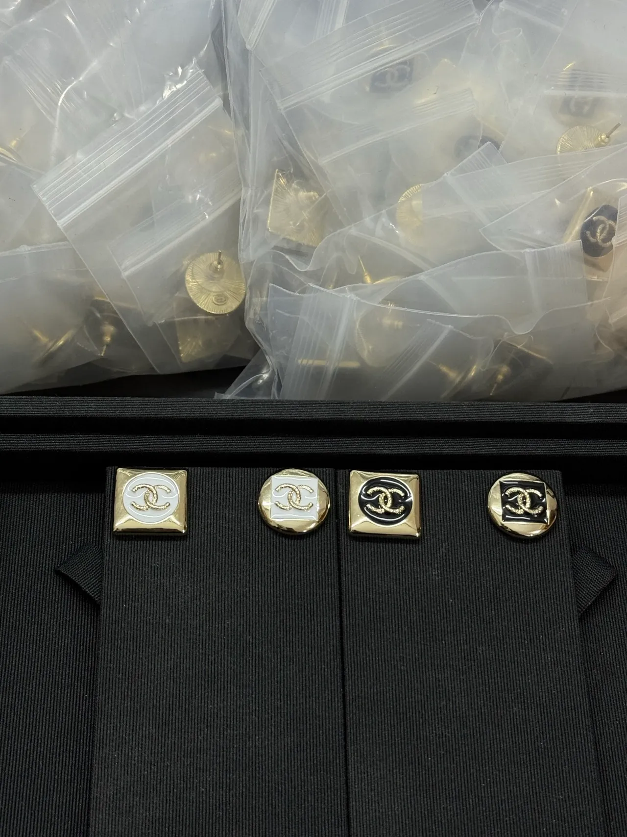 Chanel CC Bouton Émaillé Noir Blazer Confectionné sur Mesure 2