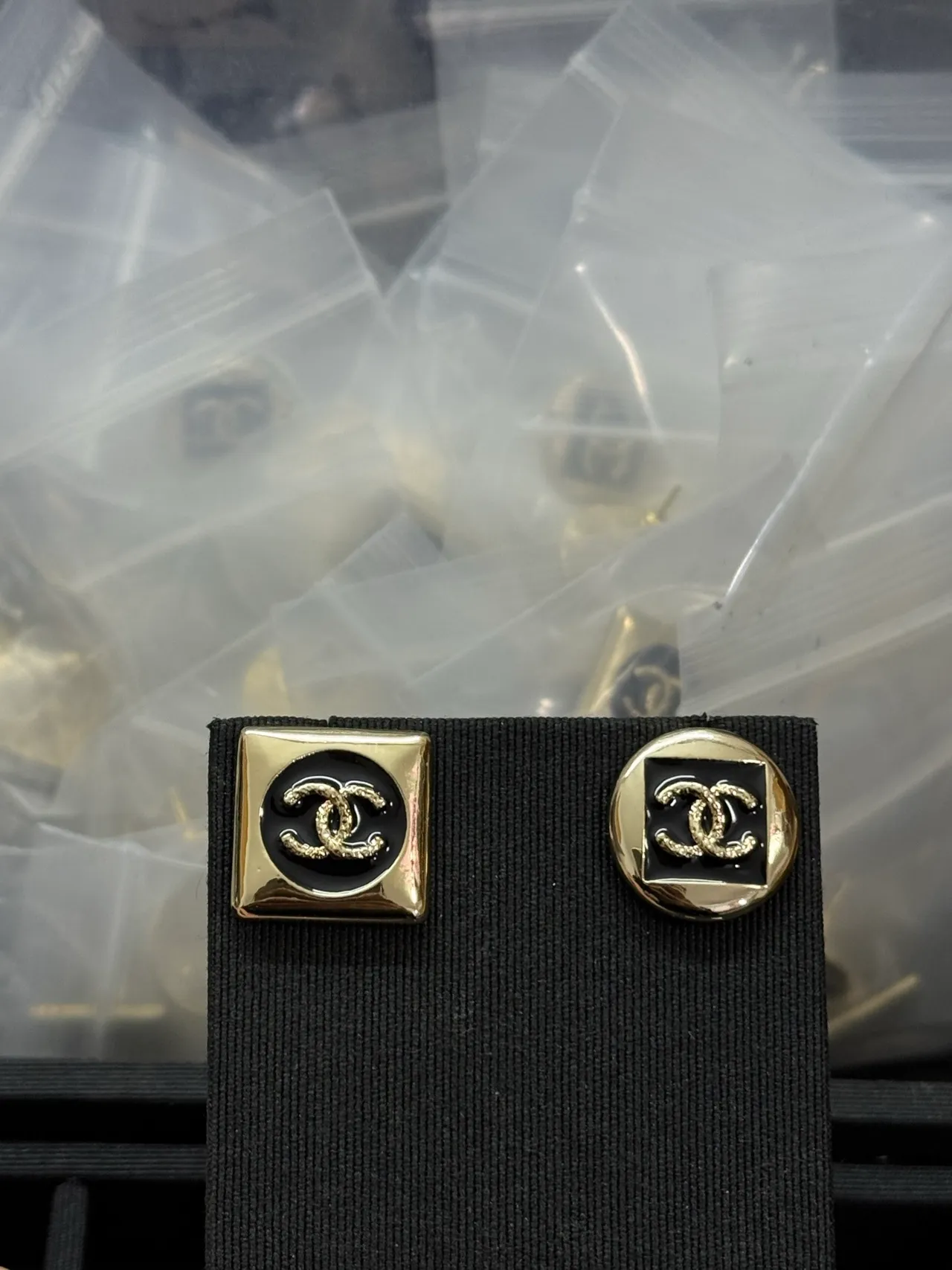 Chanel CC Bouton Émaillé Noir Blazer Confectionné sur Mesure 4