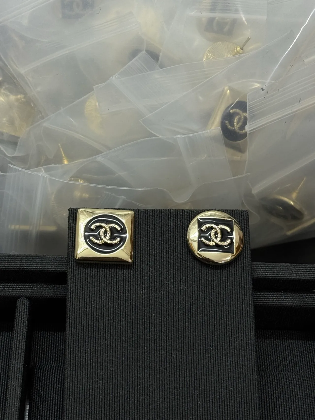 Chanel CC Bouton Émaillé Noir Blazer Confectionné sur Mesure 5