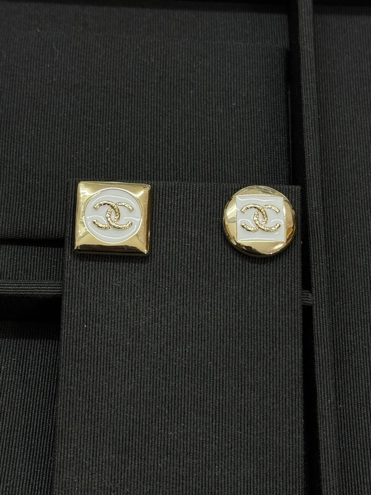 Chanel CC Bouton Émaillé Noir Blazer Confectionné sur Mesure 6