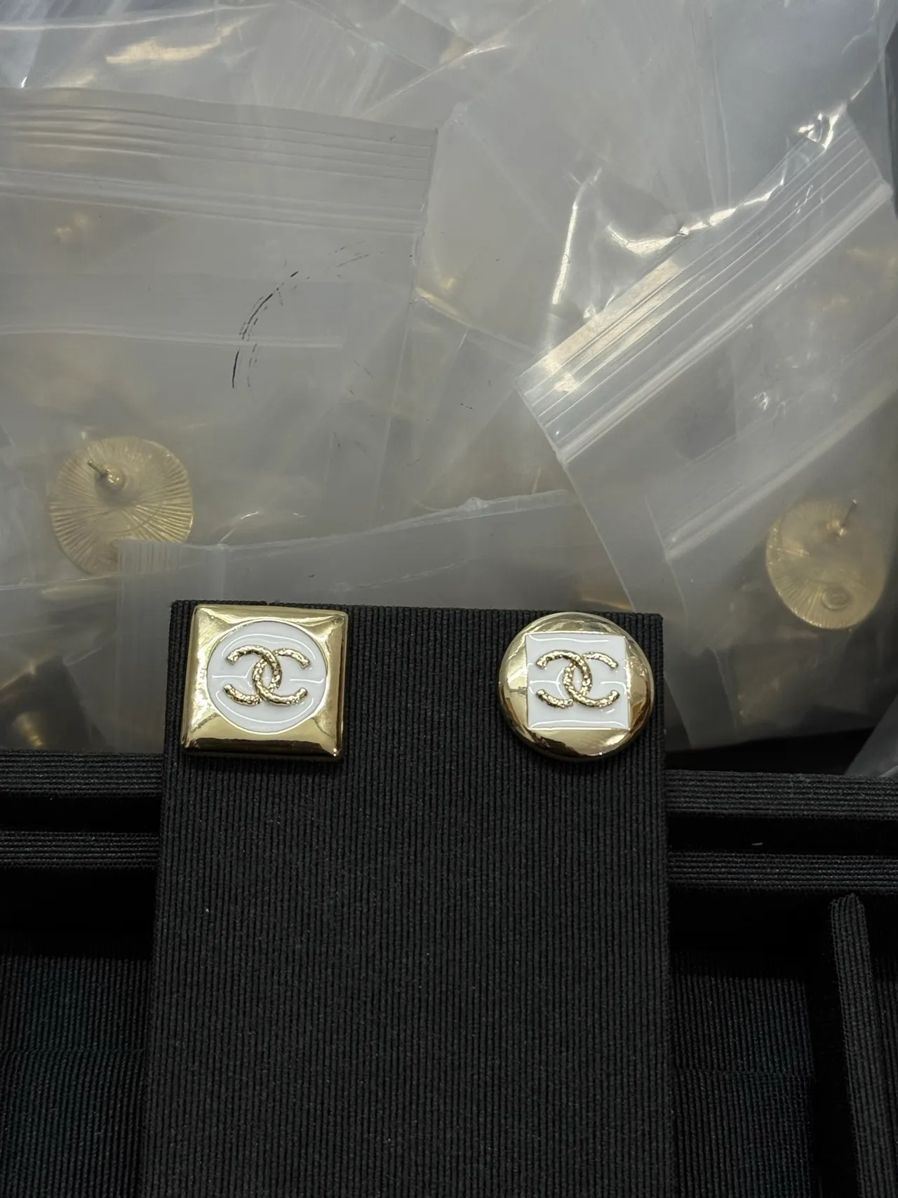 Chanel CC Bouton Émaillé Noir Blazer Confectionné sur Mesure 8