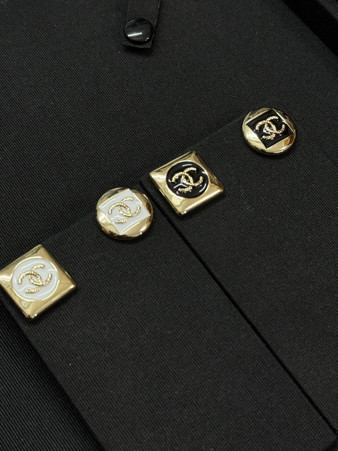 Chanel CC Bouton Émaillé Noir Blazer Confectionné sur Mesure 9