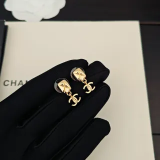 Chanel CC Logo सोना काला फेसिटेड स्टड ईयररिंग्स