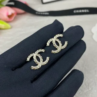 Chanel CC Logo Pavé सोना चांदी इंटरलॉकिंग क्रिस्टल्स कान की मूंगफली