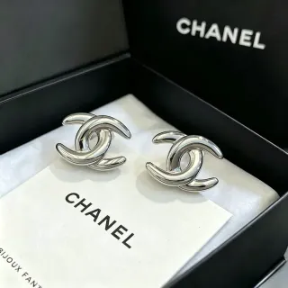 Chanel CC Logo 抛光银色耳钉