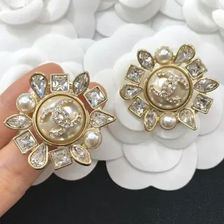 香奈儿 CC Medallion 珍珠水晶花卉耳环
