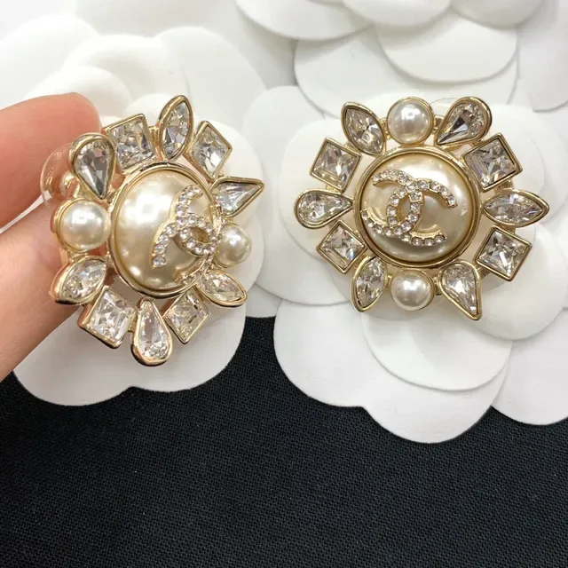 Chanel CC Medallion Brincos de Pérola e Cristal Floral 7