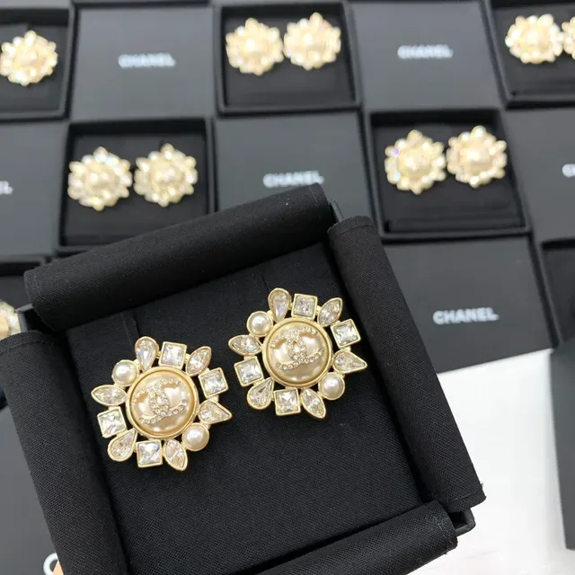 Chanel CC Medallion Brincos de Pérola e Cristal Floral 8