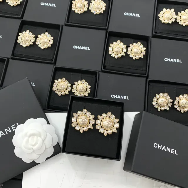 Chanel CC Medallion Brincos de Pérola e Cristal Floral 9