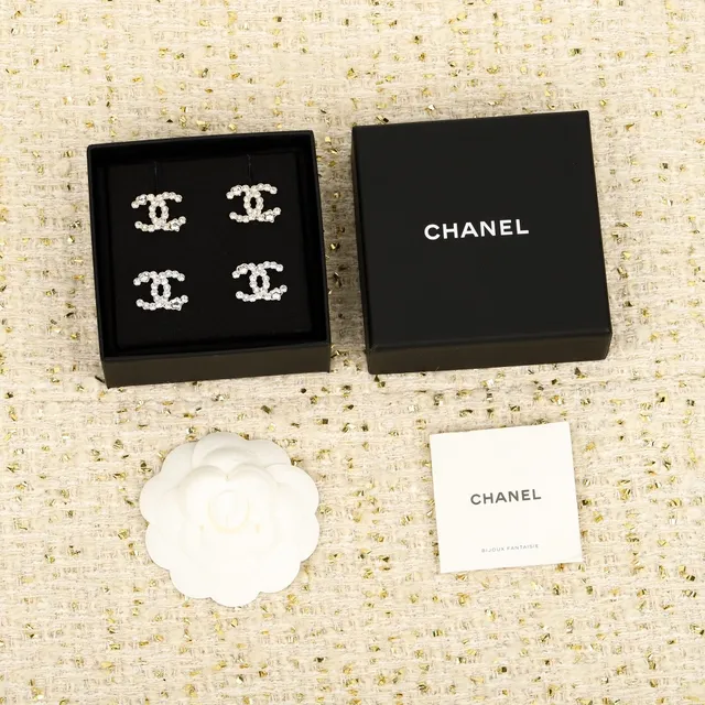 Chanel CC Monogram Silver White broche entrelazado incrustado de cristales 6