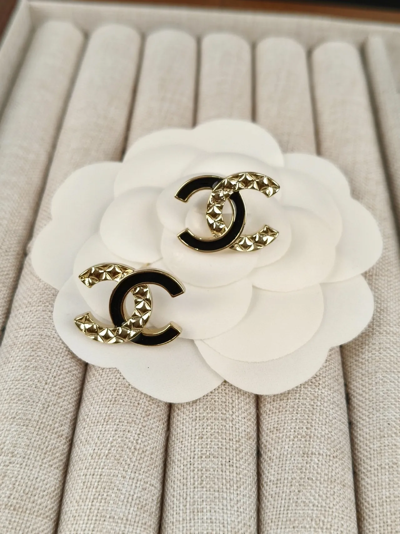 Chanel CC Pink Gold Interlocking Logo Enamel Earrings 9