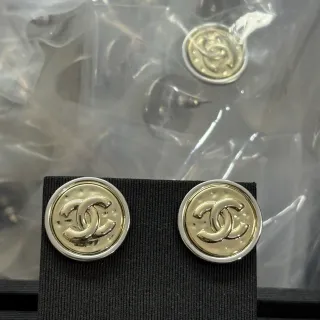 Chanel CC Stud सोना चांदी वृत्ताकार दो रंग धातु कान की झांझर