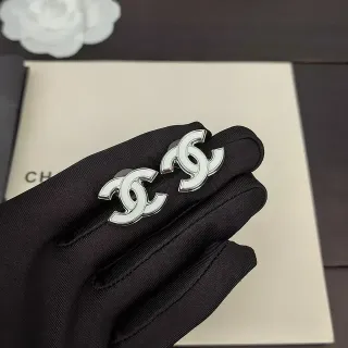 চ্যানেল CC সাদা রূপালি Interlocking Logo এনামেল ভরা কানের দুল