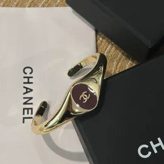 Chanel सोने का बर्गंडी असममित खुले कफ चमकदार धातु ब्रेसलेट