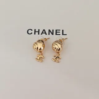 Chanel सोने का नक्काशीदार गुलाब स्टड ईयरिंग्स