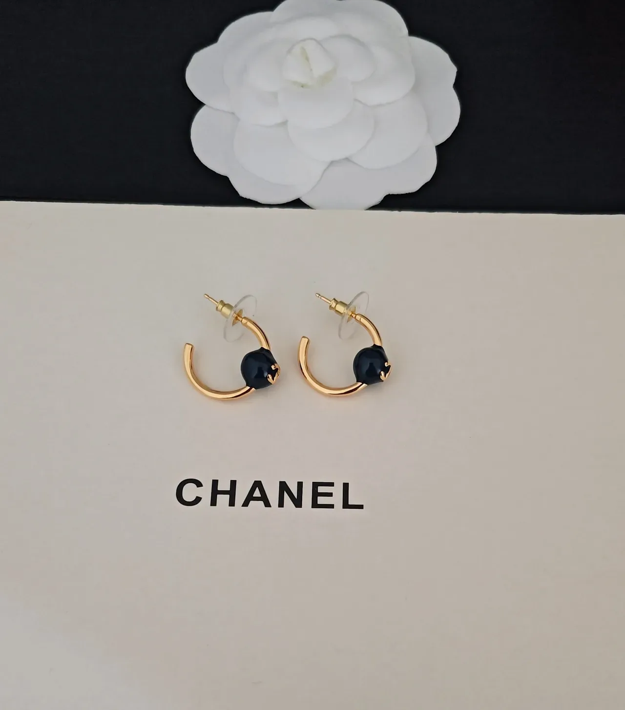 Chanel Brincos C-Hoop dourados com pérola de esmalte preto 2