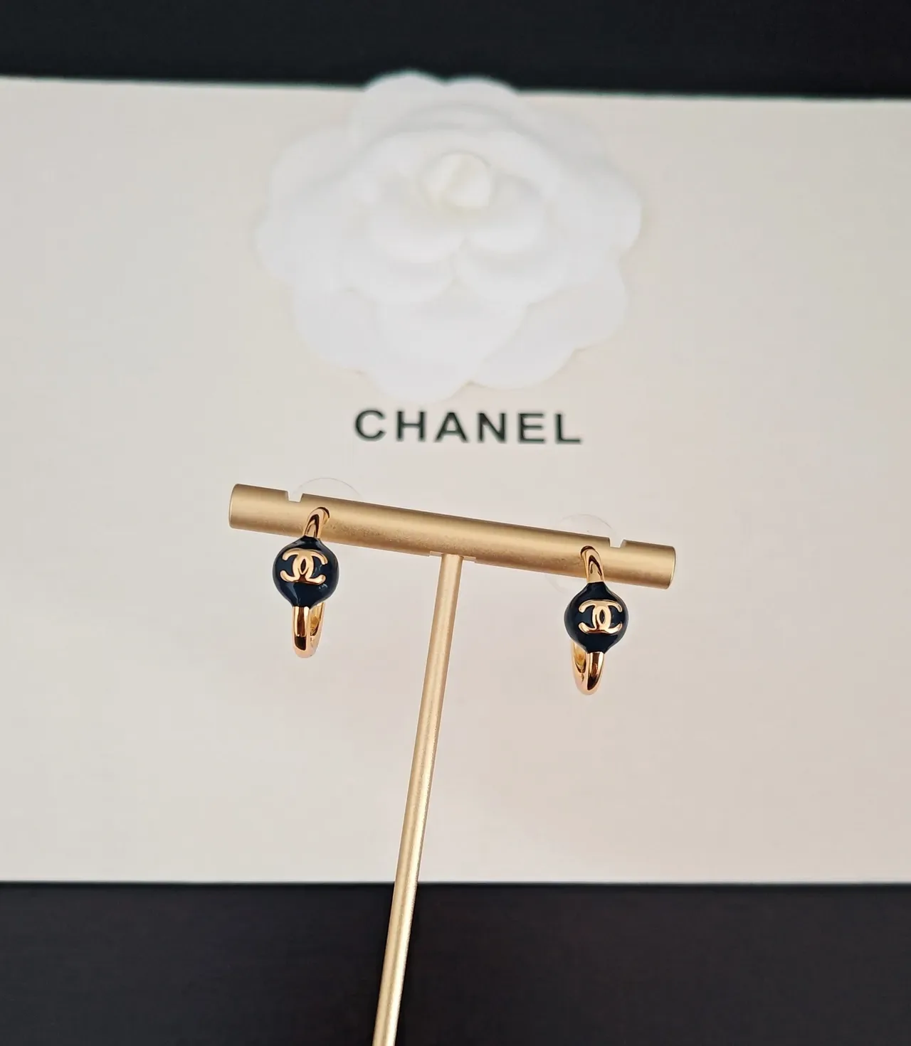 Chanel Brincos C-Hoop dourados com pérola de esmalte preto 3