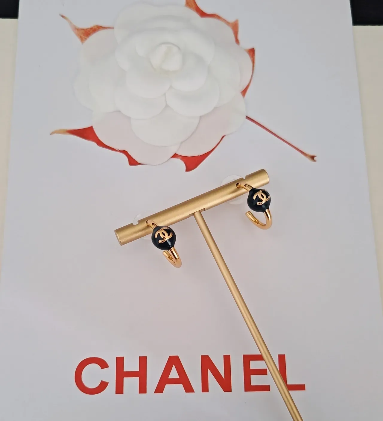 Chanel Brincos C-Hoop dourados com pérola de esmalte preto 4