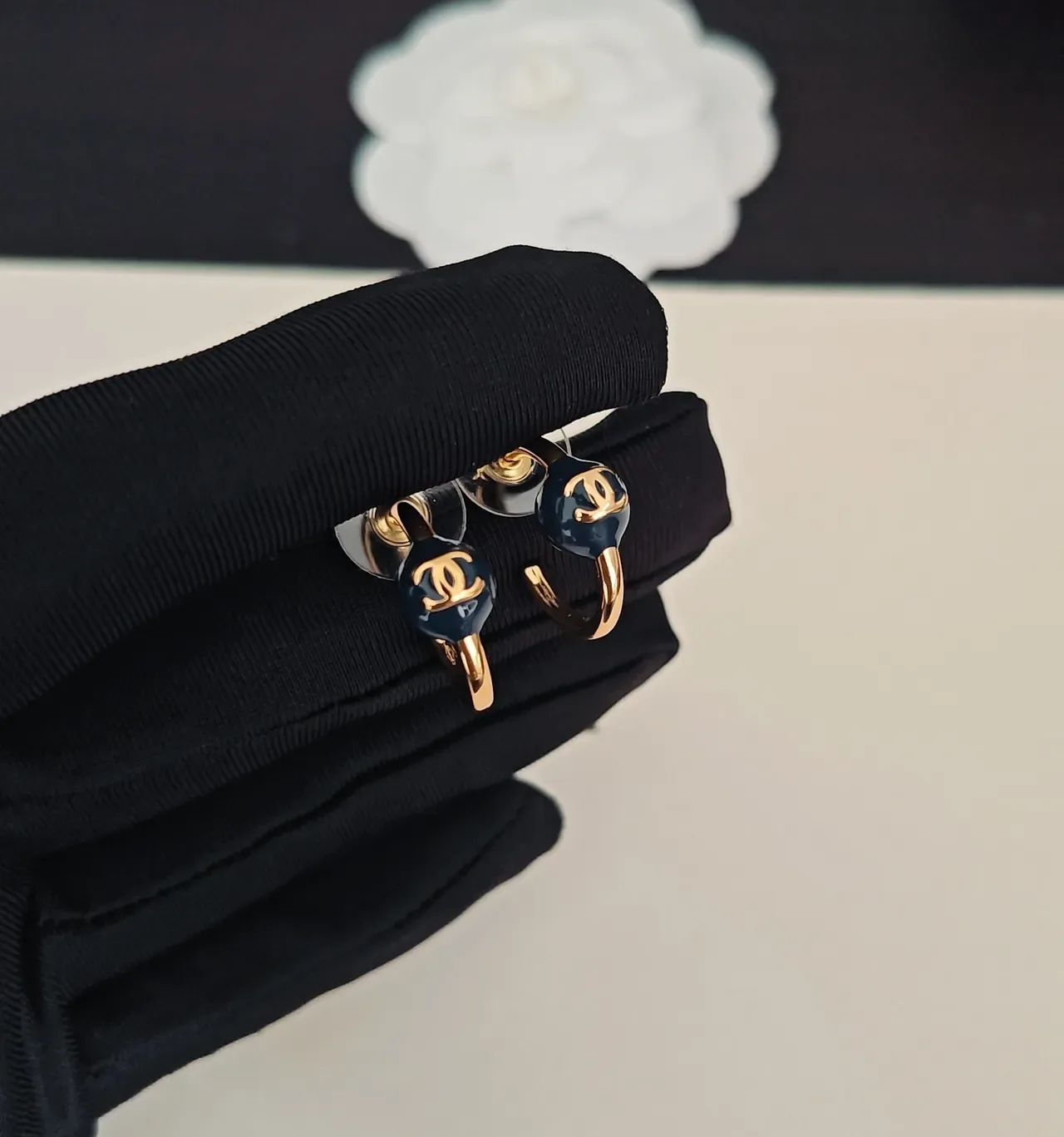 Chanel Brincos C-Hoop dourados com pérola de esmalte preto 5