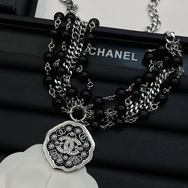 Chanel मल्टी-स्ट्रैंड चेन और बीड मेडेलियन नेकलेस 4