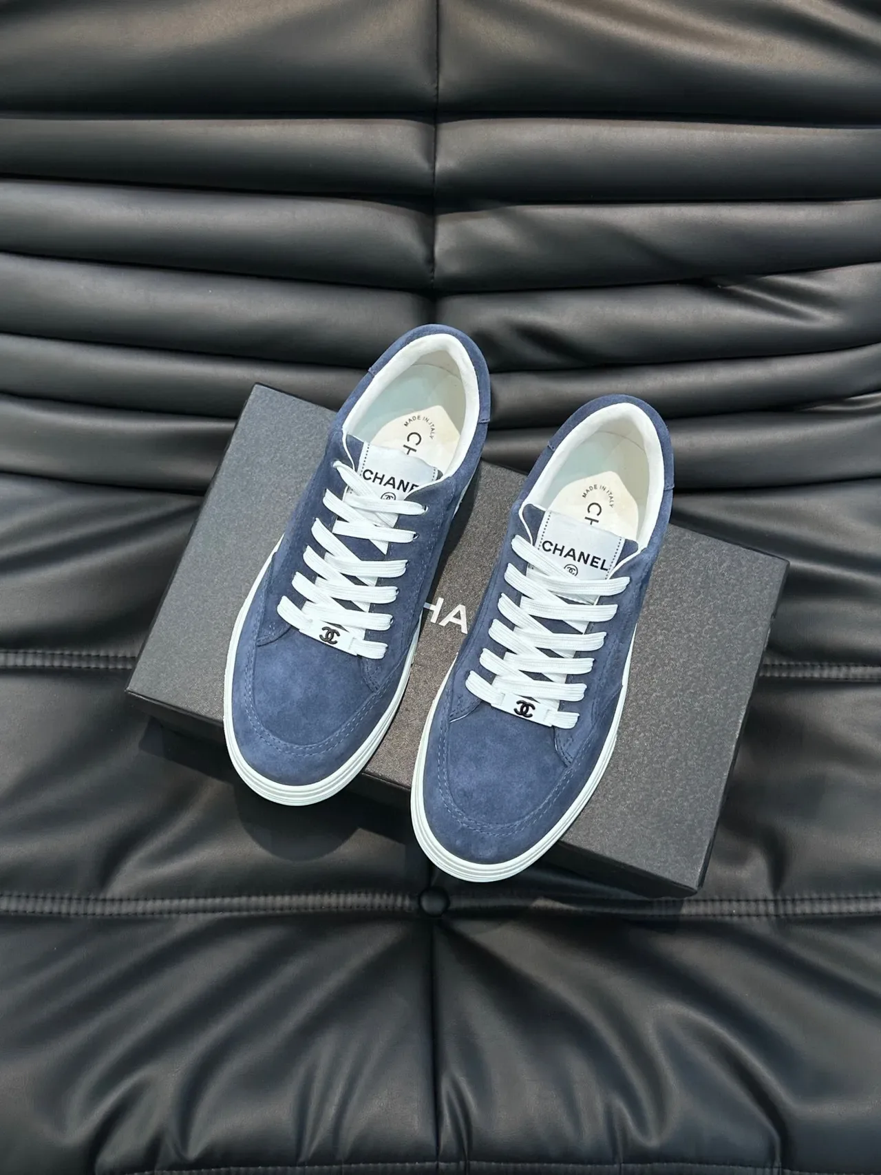 Chanel Sneakers Lifestyle Navy White En Daim Avec Lacets 2