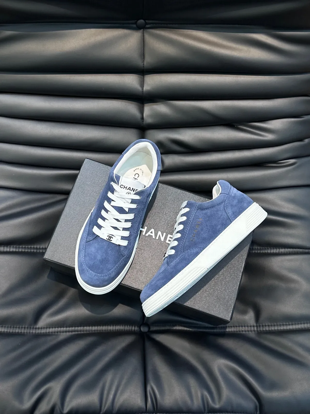 Chanel Sneakers Lifestyle Navy White En Daim Avec Lacets 3