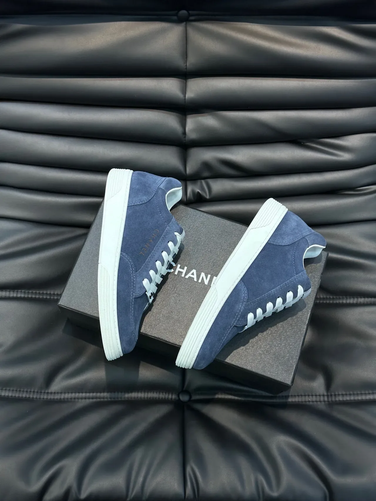 Chanel Sneakers Lifestyle Navy White En Daim Avec Lacets 4