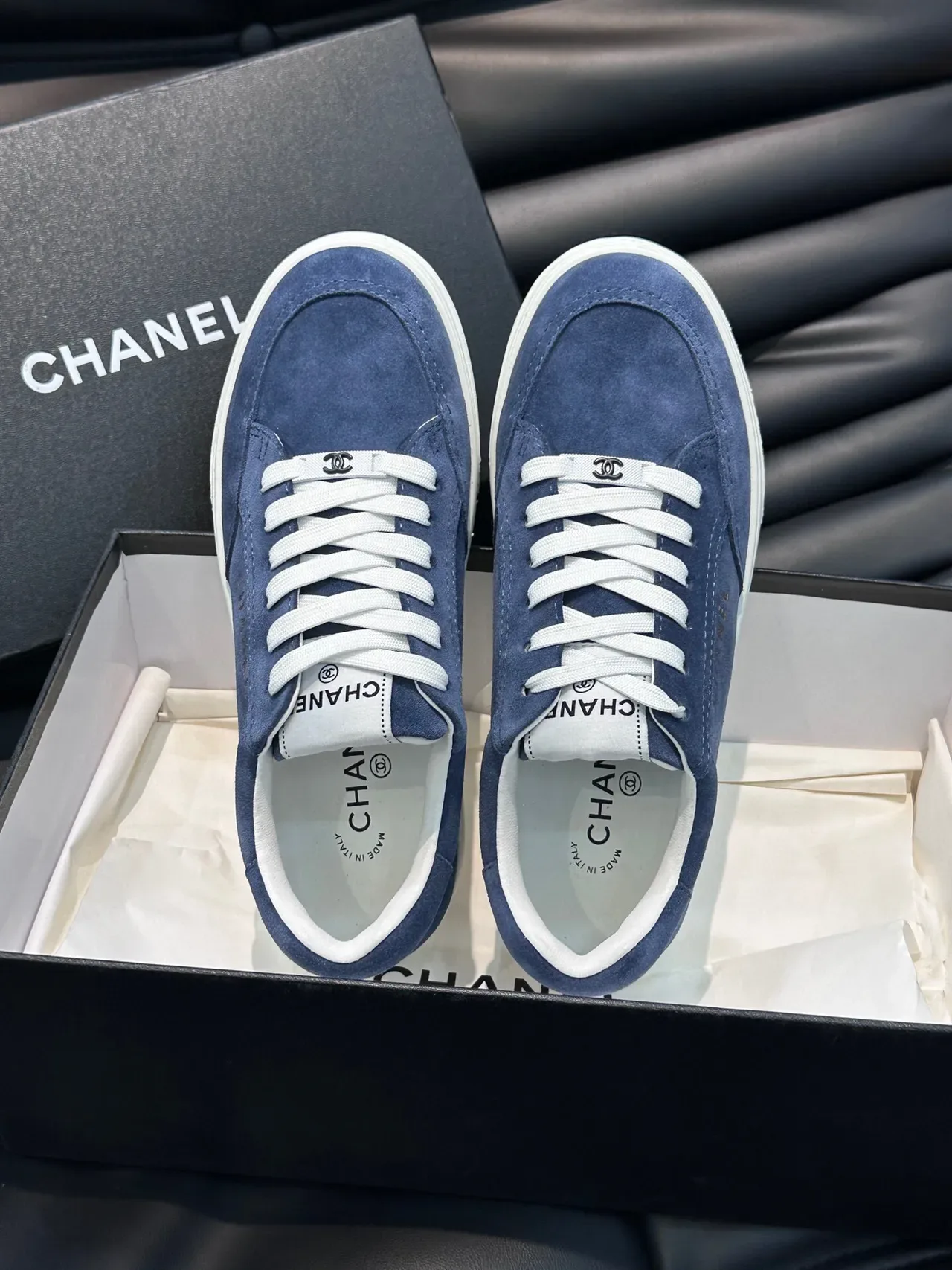 Chanel Sneakers Lifestyle Navy White En Daim Avec Lacets 5