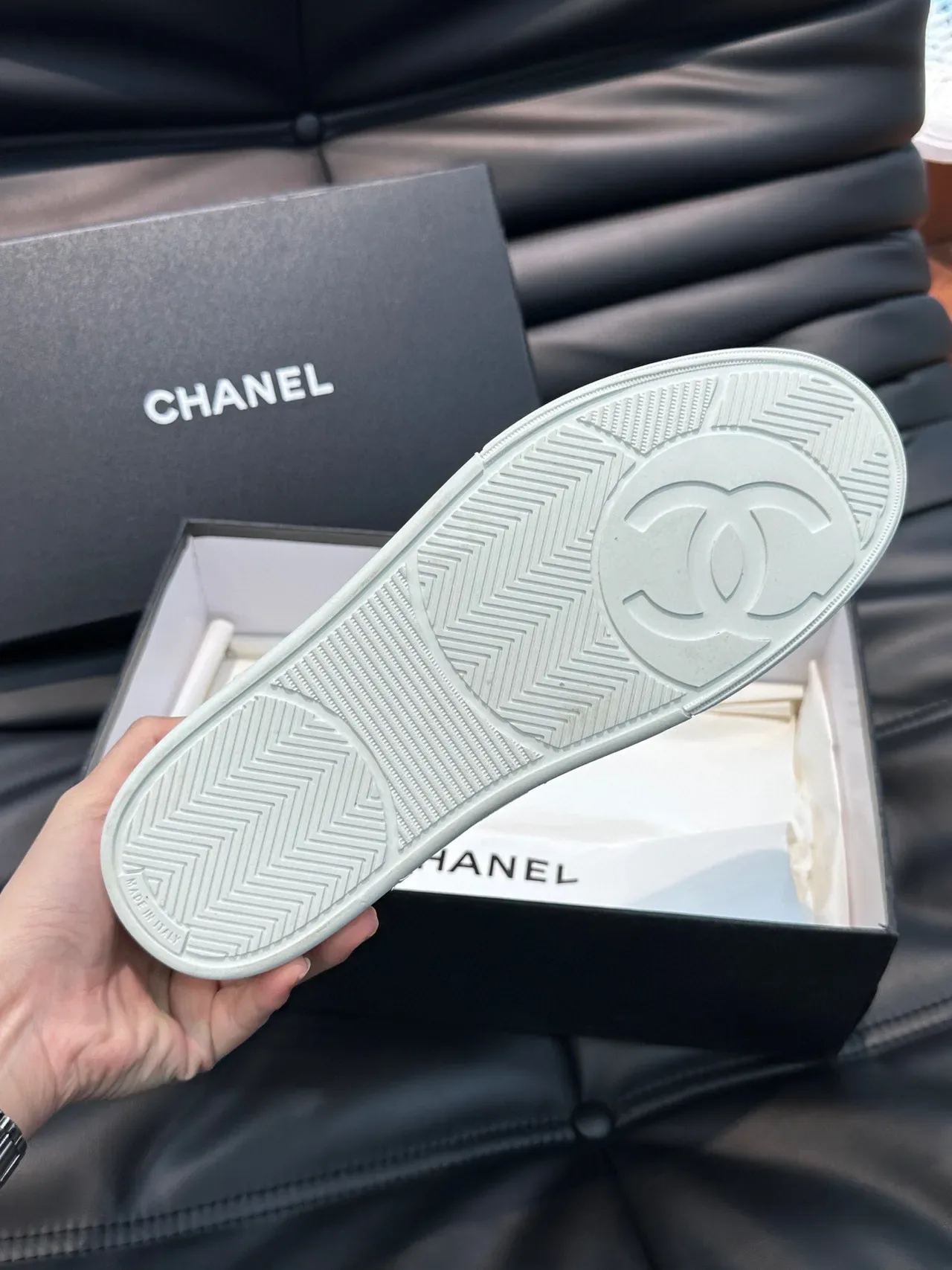 Chanel Sneakers Lifestyle Navy White En Daim Avec Lacets 8