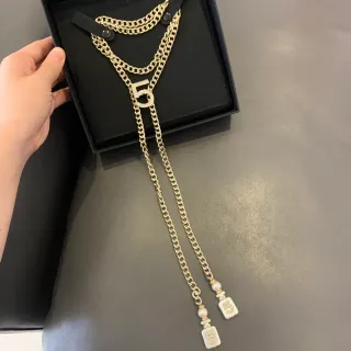 Chanel No.5 प्रेरित लेयर्ड चेन लारिएट नेकलैस