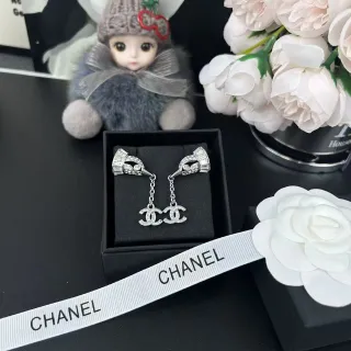 Chanel Pavé Crystal CC 垂坠耳环