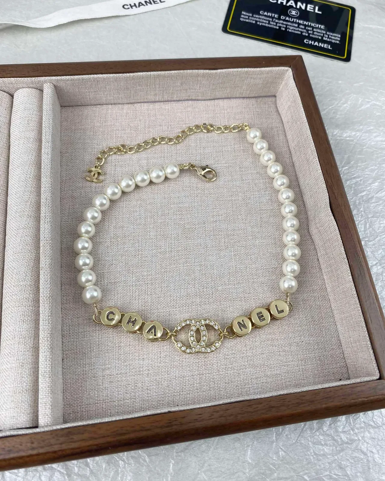 Collier Chanel Perle et Cristal CC Letter Charm 4