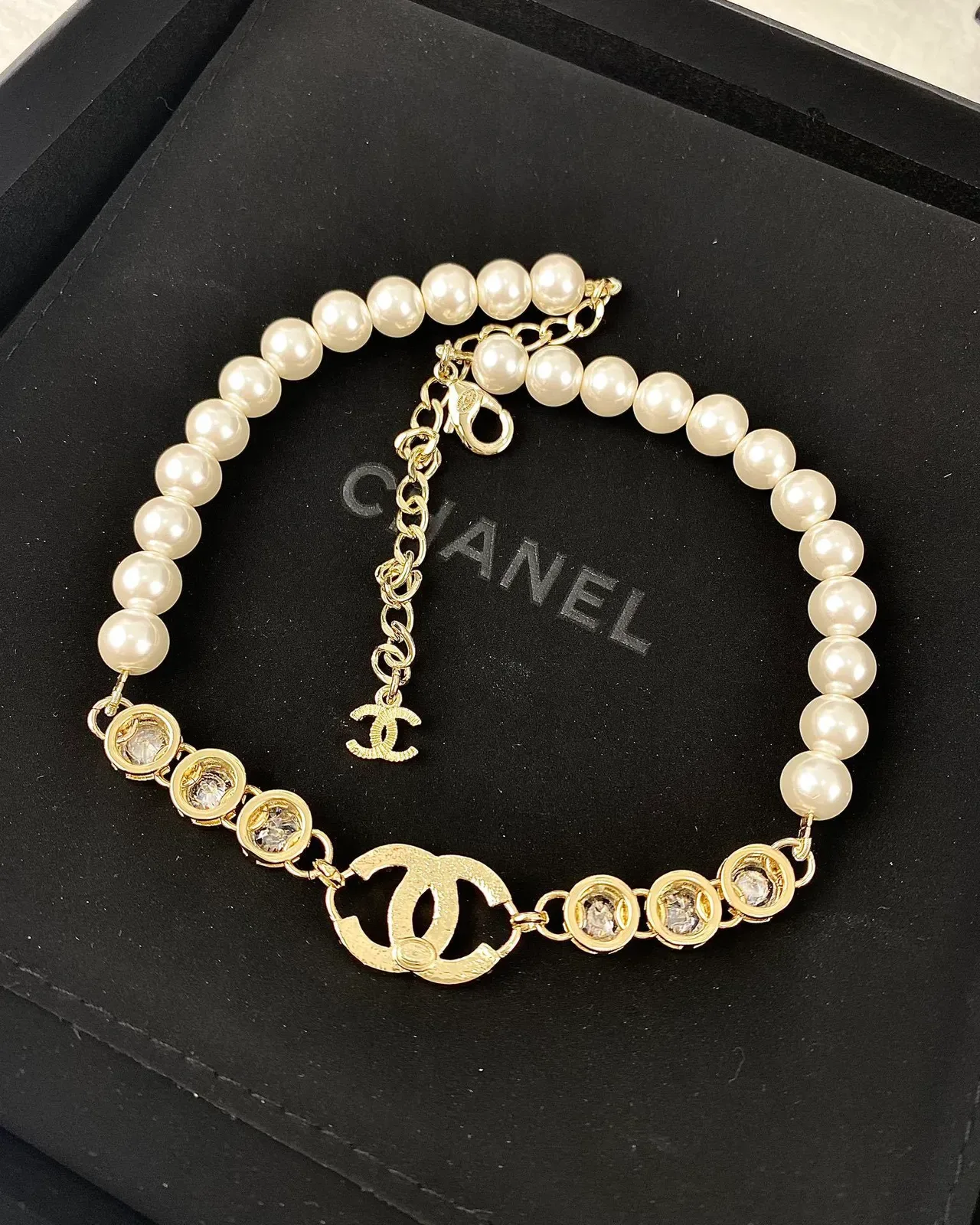 Collier Chanel Perle et Cristal CC Letter Charm 5