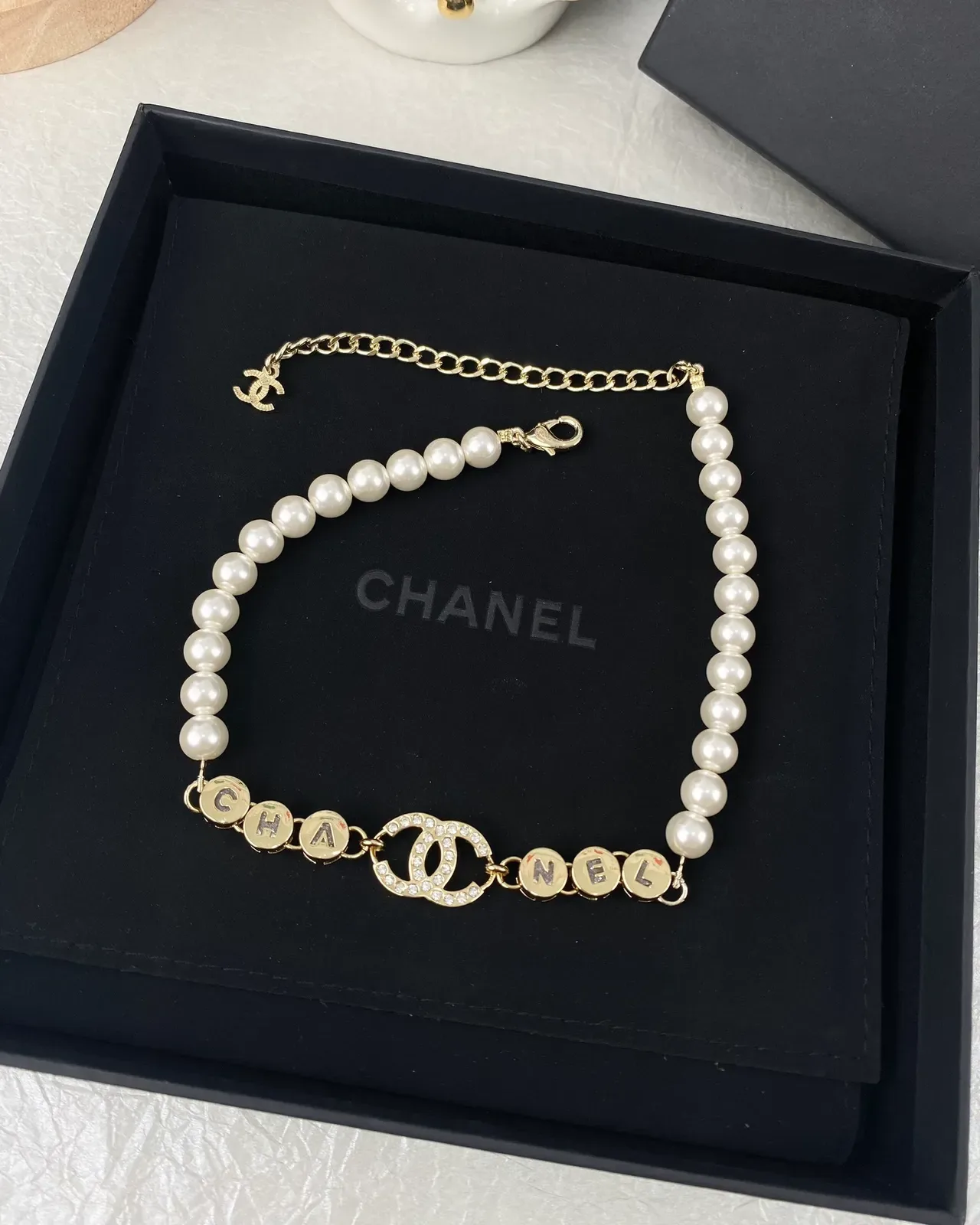 Collier Chanel Perle et Cristal CC Letter Charm 6