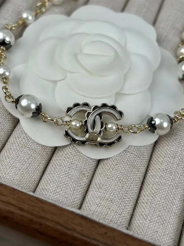 Chanel سوار لؤلؤ ذهبي أبيض سلسلة كيرب لؤلؤ مصنوعة سوار 2