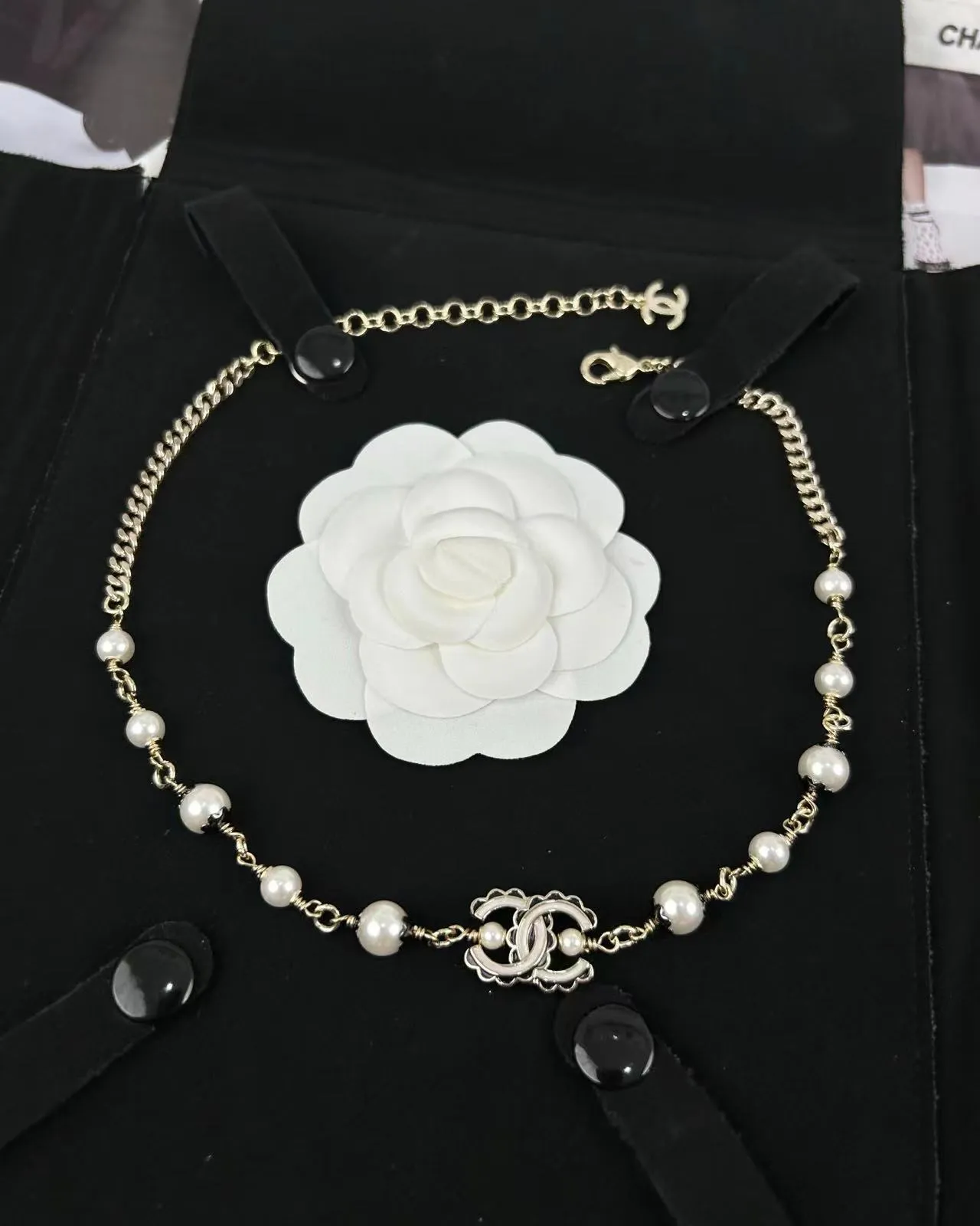 Chanel سوار لؤلؤ ذهبي أبيض سلسلة كيرب لؤلؤ مصنوعة سوار 3