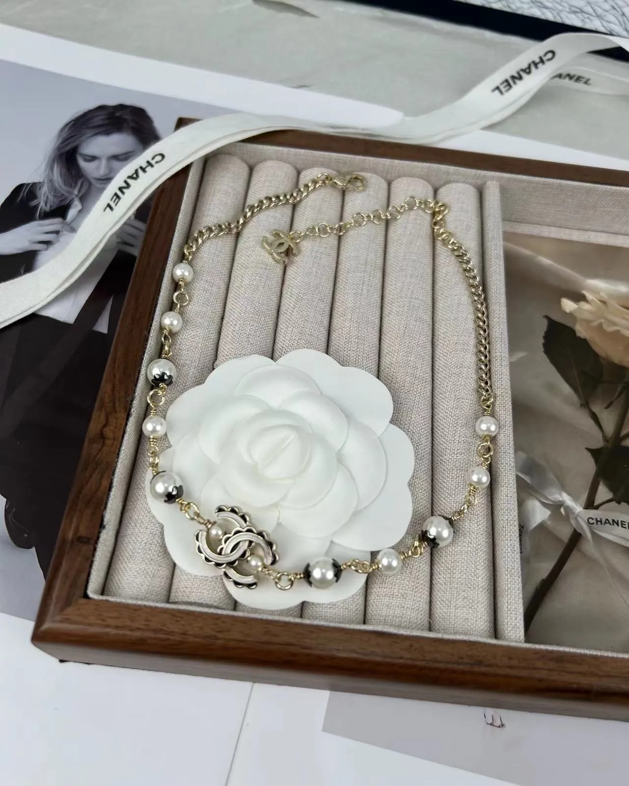 Chanel سوار لؤلؤ ذهبي أبيض سلسلة كيرب لؤلؤ مصنوعة سوار 6
