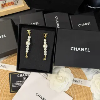 Chanel मोती ड्रॉप सोना सफेद CC Logo ग्रेजुएटेड कान की मढ़ी