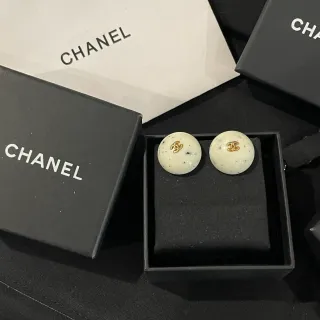 Chanel 圆形斑点树脂耳钉