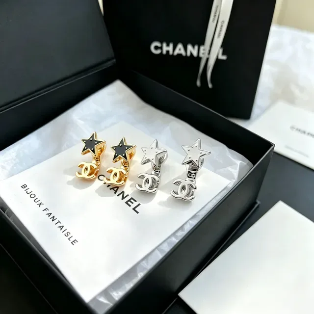 Chanel Étoile et Logo CC Émaillé Noir Doré Boucles d'oreilles 2