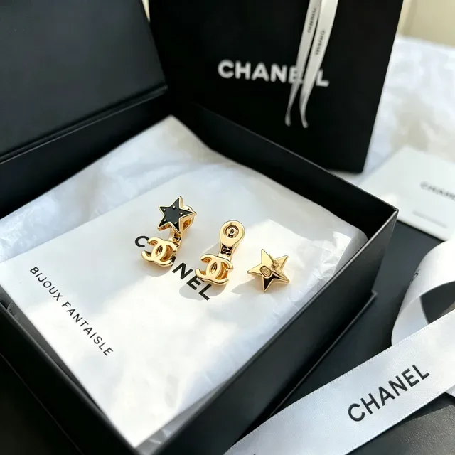 Chanel Étoile et Logo CC Émaillé Noir Doré Boucles d'oreilles 5