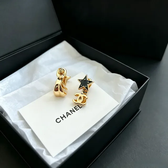 Chanel Étoile et Logo CC Émaillé Noir Doré Boucles d'oreilles 6
