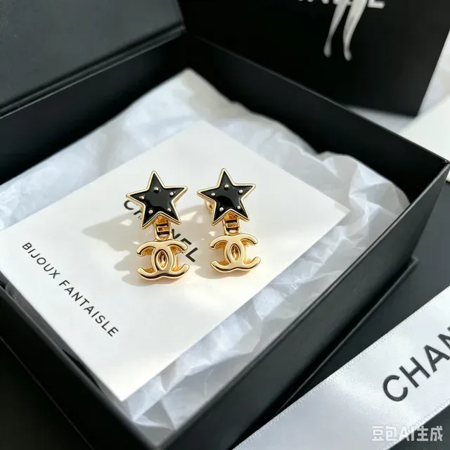 Chanel Étoile et Logo CC Émaillé Noir Doré Boucles d'oreilles 7