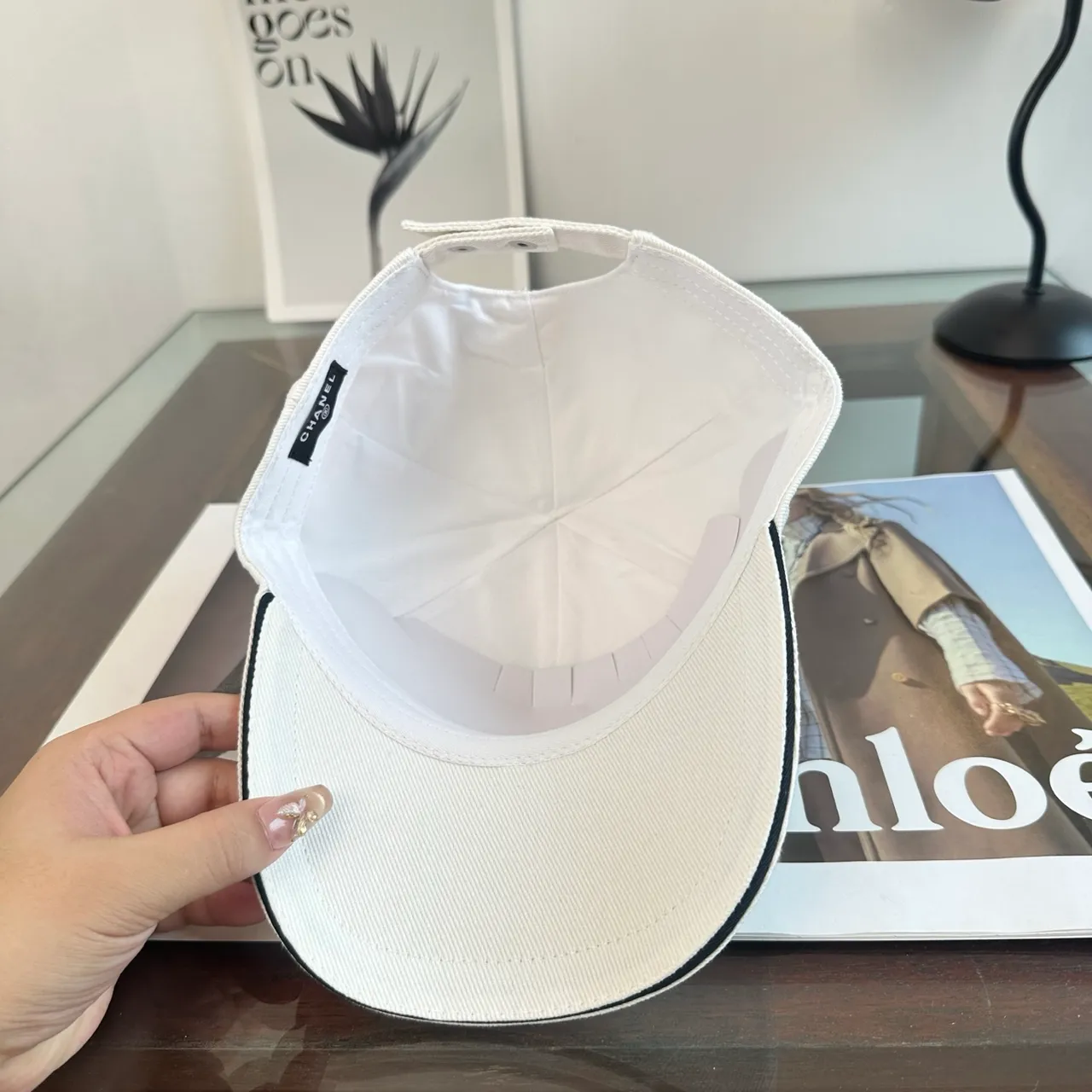 Chanel Casquette de baseball blanc et noir construction six panneaux brodée monogramme 2