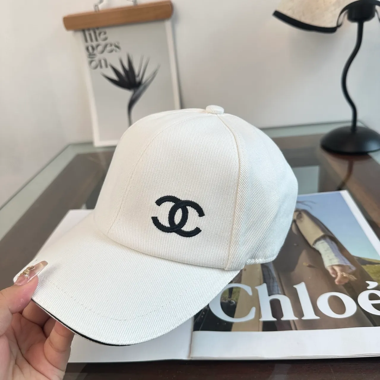 Chanel Casquette de baseball blanc et noir construction six panneaux brodée monogramme 3